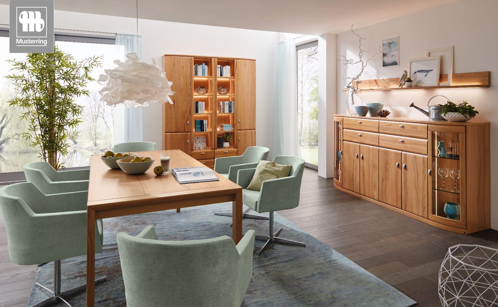 Esszimmer mit Kiana-Möbeln von Musterring in Holzoptik und großem Esstisch.