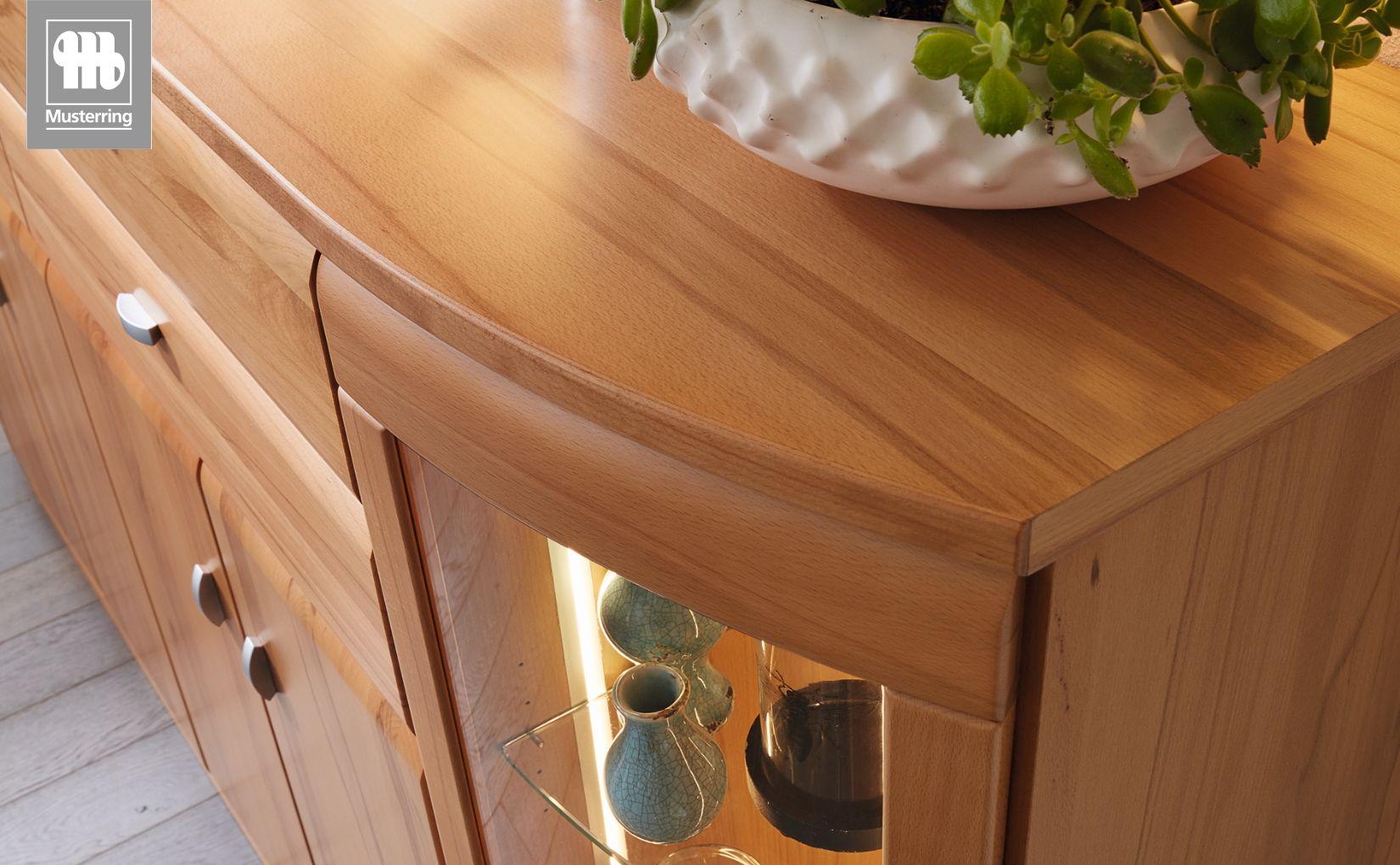 Detailansicht der Kiana-Anrichte von Musterring mit abgerundeter Kante und beleuchtetem Glaseinsatz.