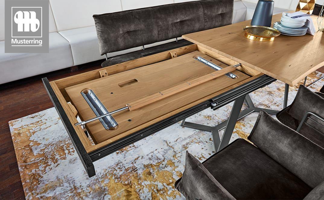 Ausziehmechanik eines Holztisches von oben gezeigt.