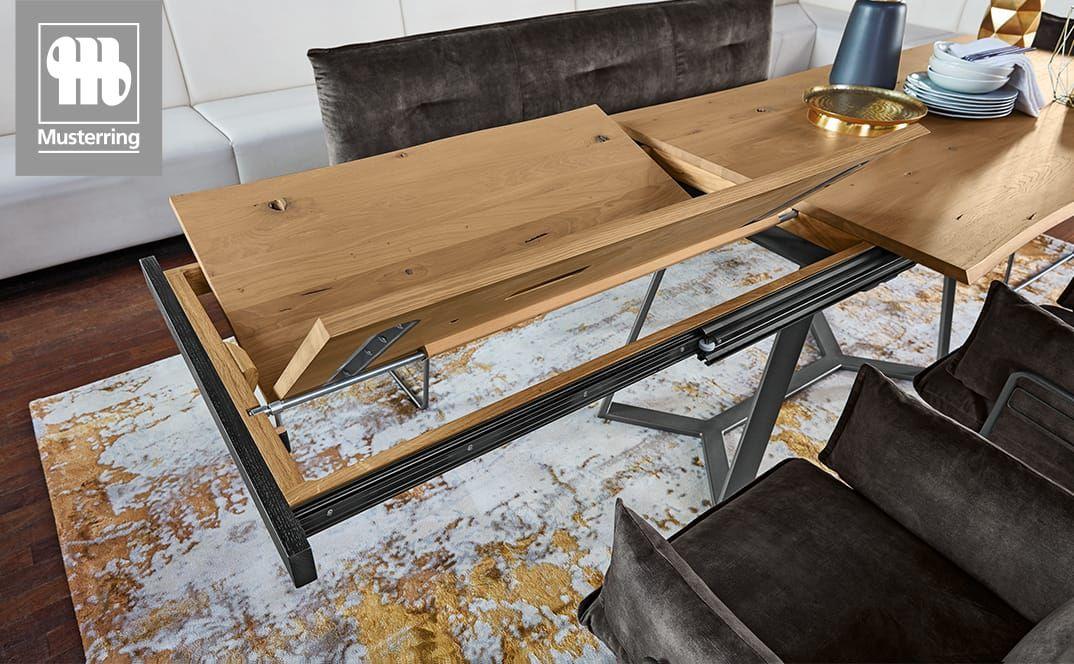 Ausgeklappte Erweiterungsplatte eines Esstisches.