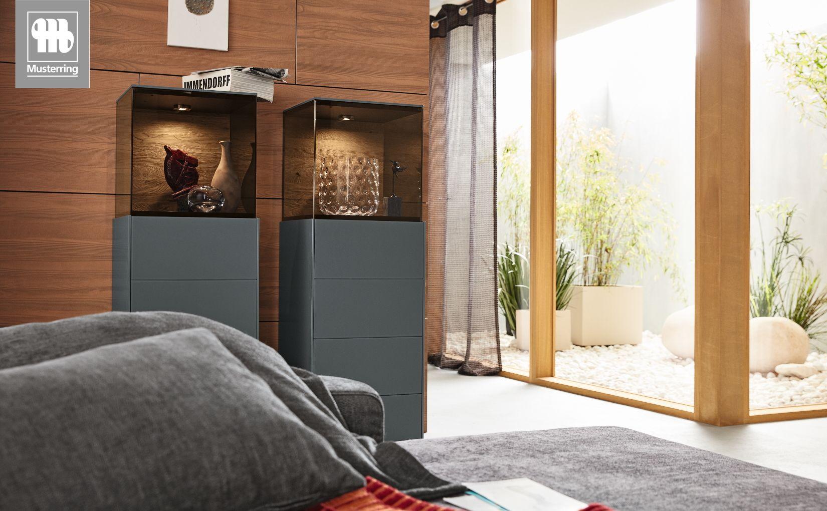 Zwei hohe Vitrinenelemente Q-Media 2.0 von Musterring in Grau mit Glasaufsatz und Beleuchtung