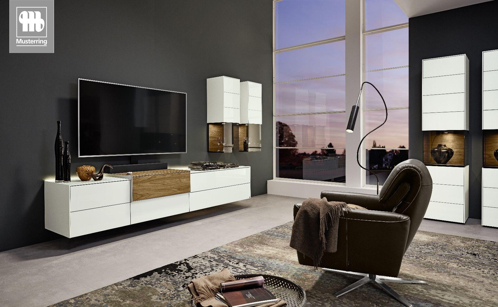 Wohnwand Q-Media 2.0 von Musterring in Weiß mit Holzfach und Hängeschränken.