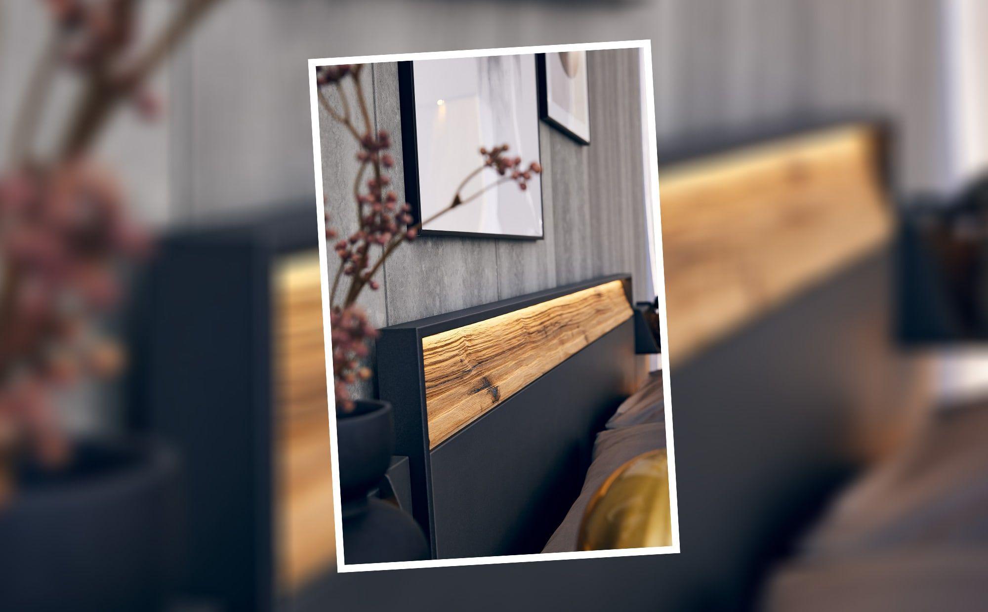 Bettkopfteil mit warm beleuchtetem Holzelement.