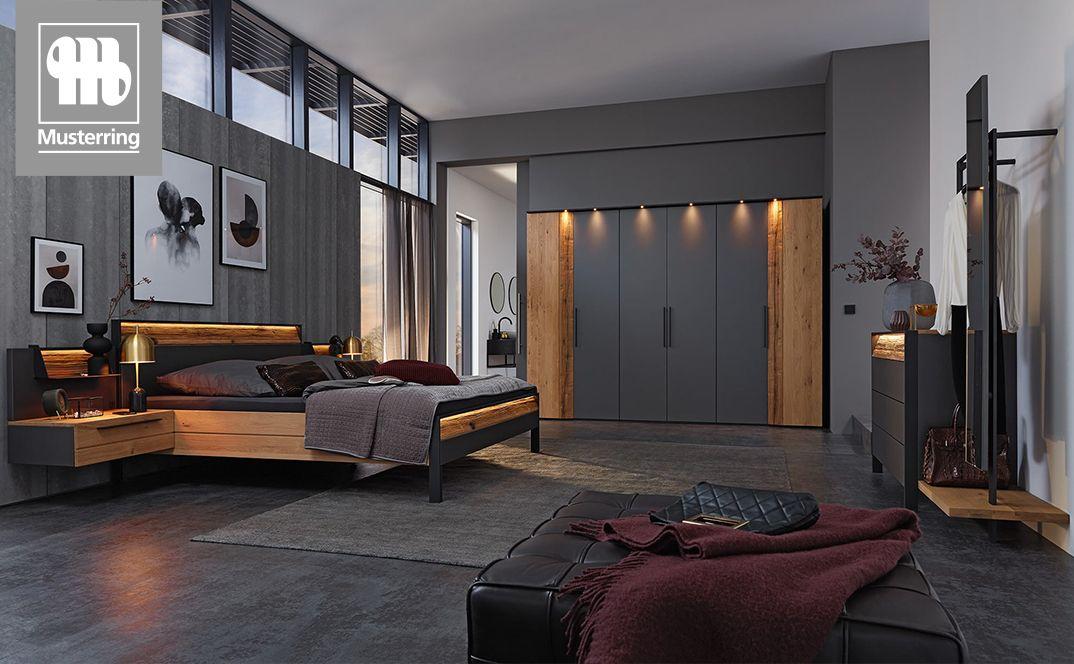 Modernes Schlafzimmer mit Bett, Holzdetails und großem Kleiderschrank.