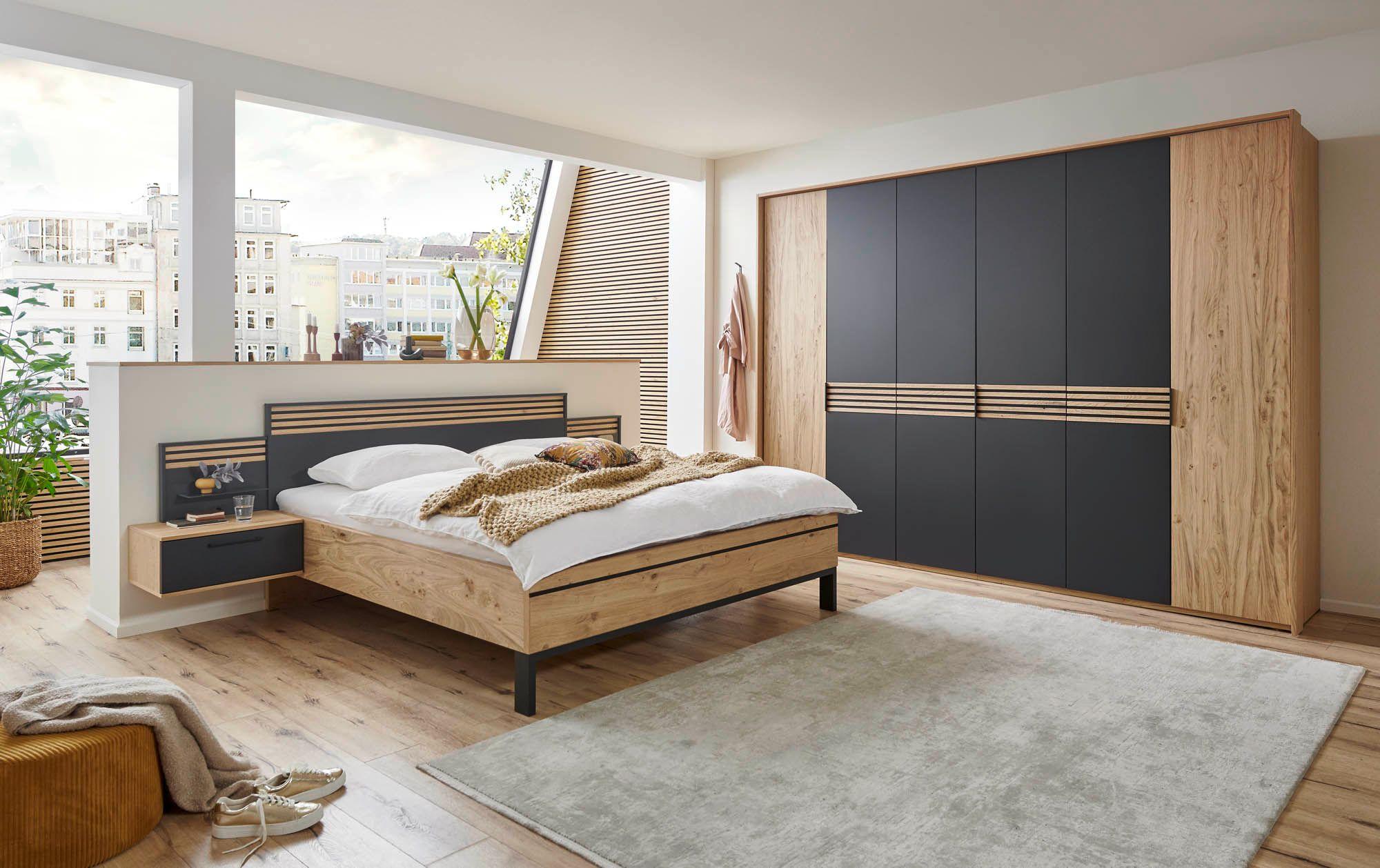 Schlafzimmer Korpus Balkeneiche furniert, Fronten in lack Basalt mit Luxusbett Liegefläche ca. 180 x 200 cm und 2 Nachtkonsolen hängend montiert 