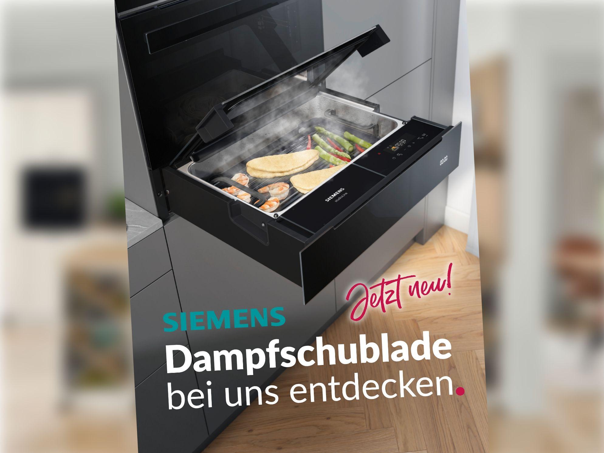 Moderne Dampfschublade mit Gemüse und Speisen beim schonenden Dampfgaren in der Küche.