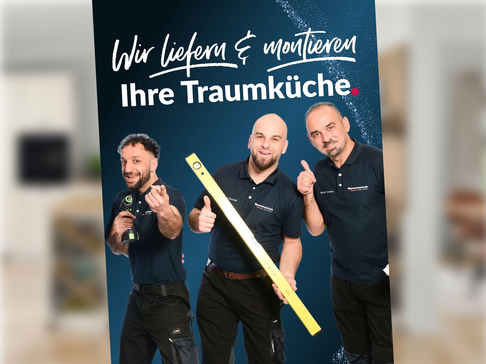 Montageteam mit Werkzeug wirbt für Küchenlieferung und Montage