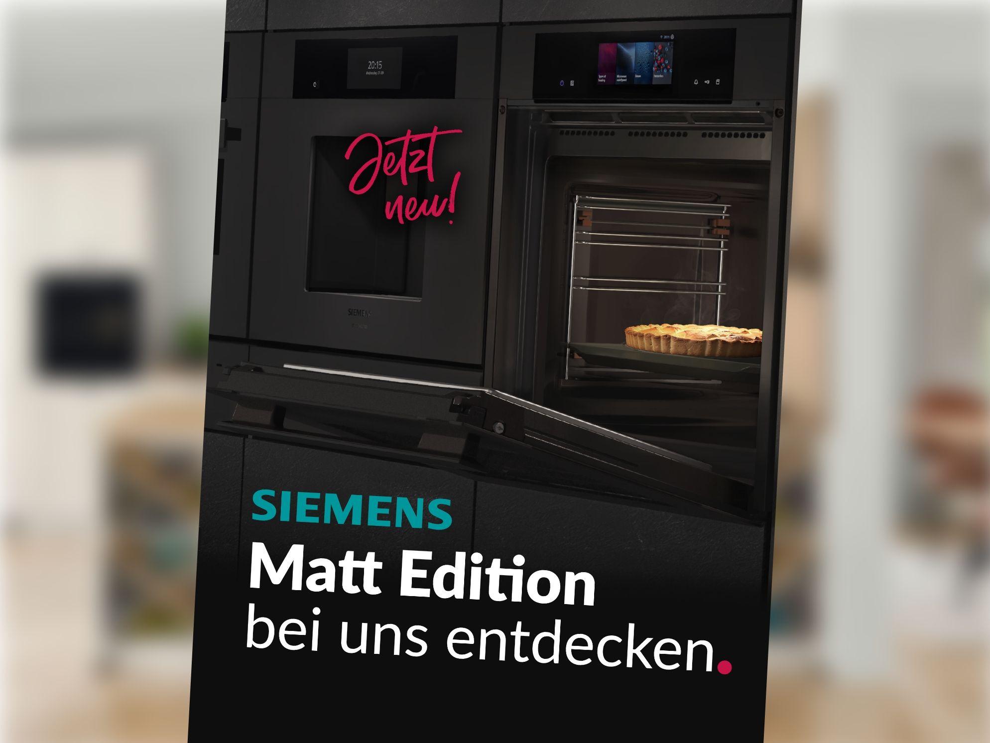 Moderner Einbauofen in schwarzer Matt-Optik mit geöffnetem Garraum und Backergebnis.