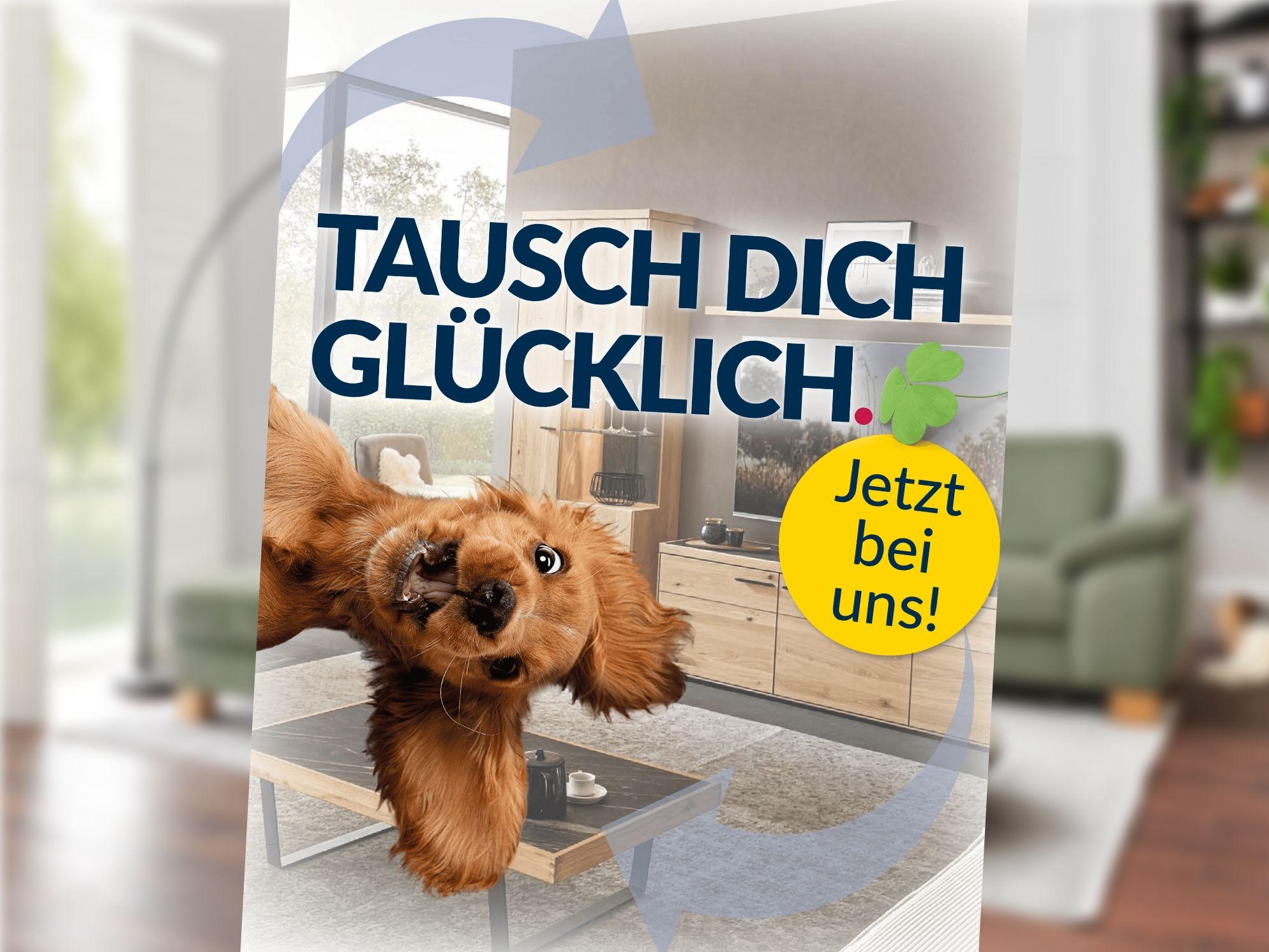 Tausch dich glücklich Kampagnenmotiv – fröhlicher Hund vor Wohnzimmermöbeln mit Jetzt-bei-uns-Button