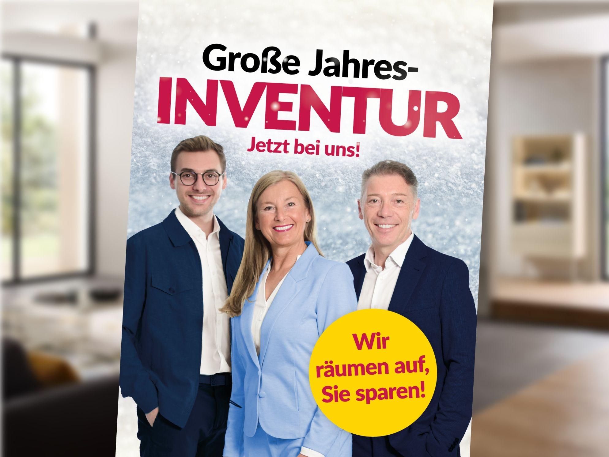 Teamfoto zur großen Jahres-Inventur mit Hinweis: Jetzt bei uns und Wir räumen auf, Sie sparen.