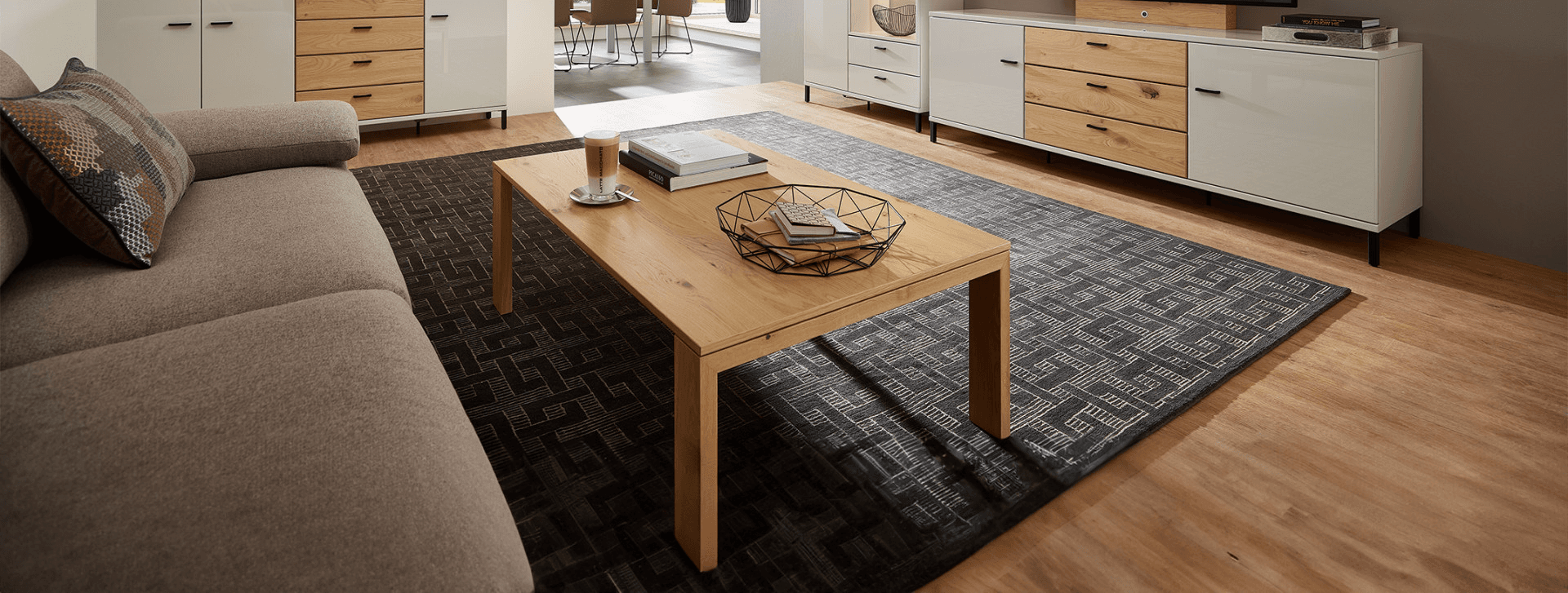 Couchtisch aus Holz im modernen Wohnzimmer. Couchtisch aus Holz im modernen Wohnzimmer.