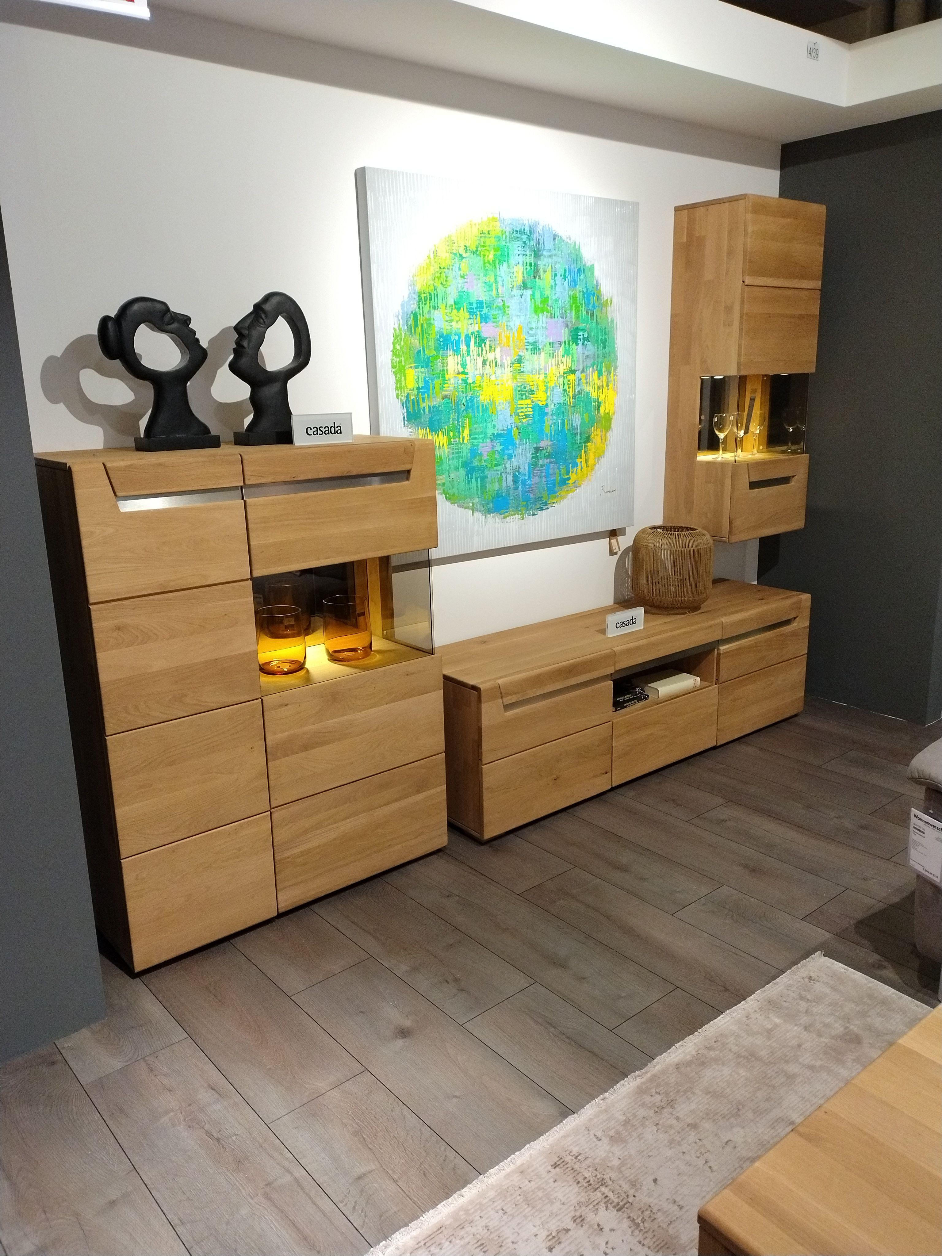 Wohnwand Eiche Bianco, links schmales Highboard, ein TV-Teil und eine eintürige Hängevitrine mit Anschlag rechts