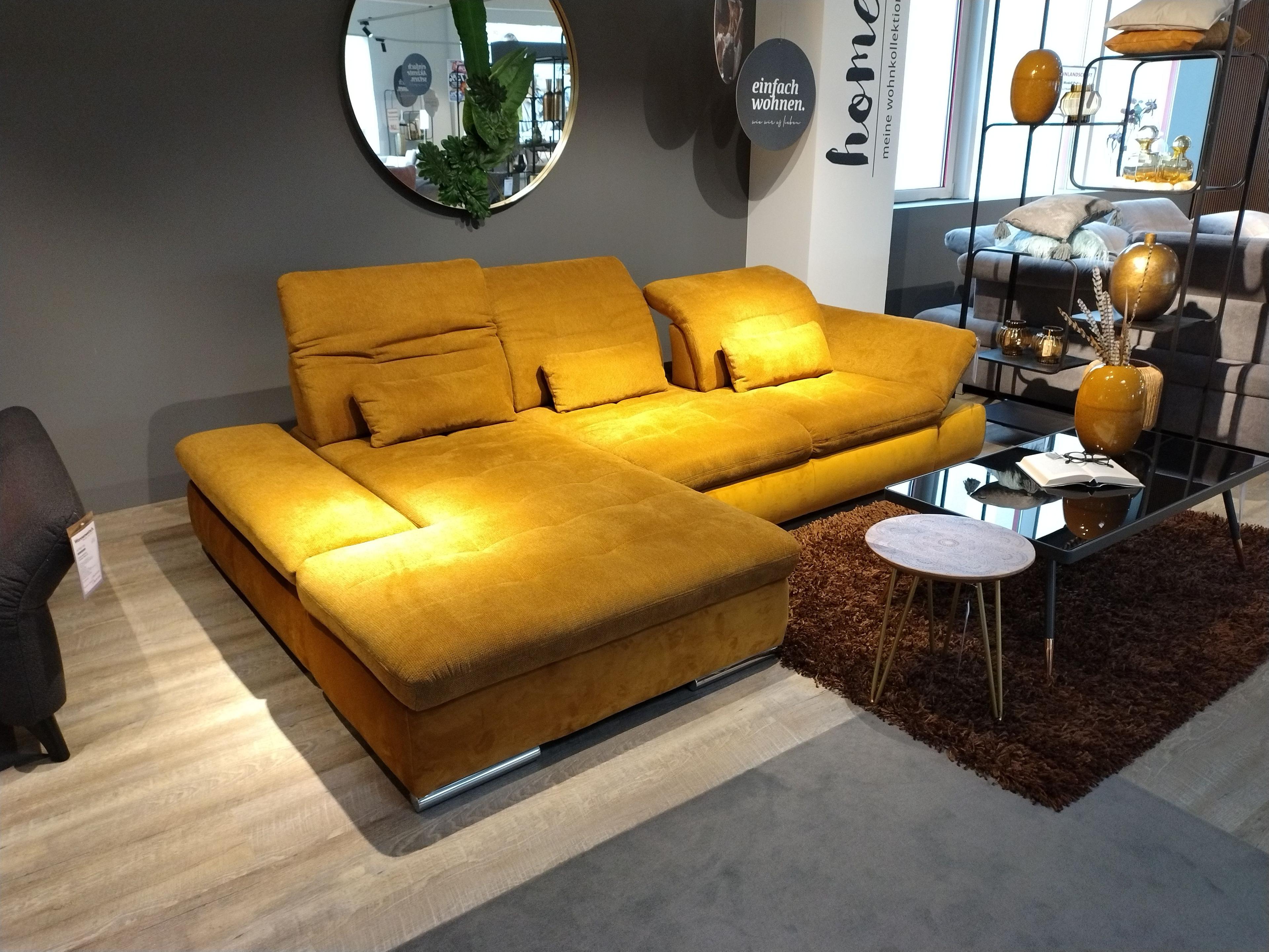 Polstergarnitur in Goldfarben Korpus unten in samtigen Stoff, Sitz oben und alle Rücken in einem gewebten Stoff Farbe identisch