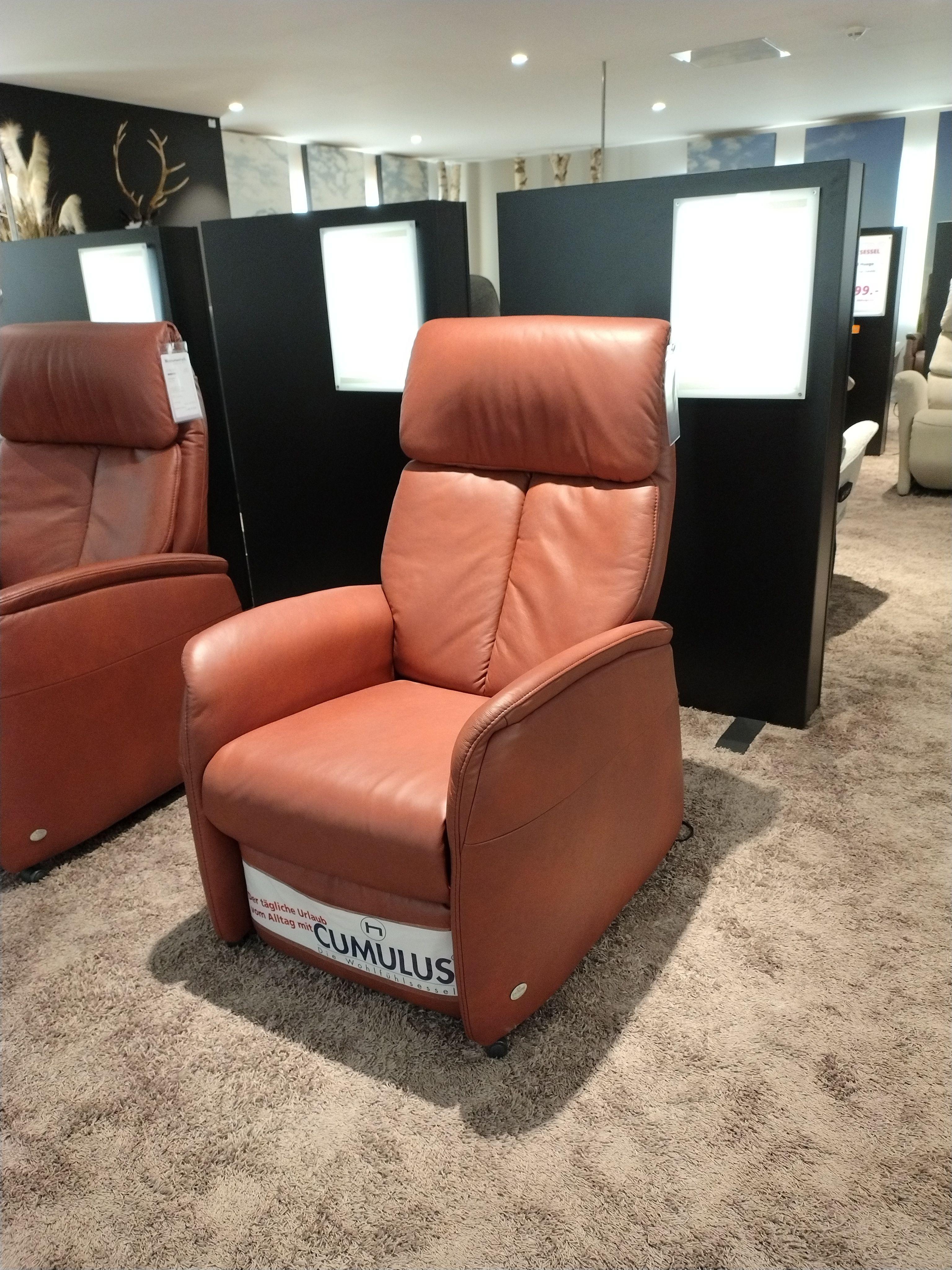 Lederner Relaxsessel etwas konservativ einem rostfarbenen Farbton mit bodennahen Armlehnen und einer T-Naht im Rücken