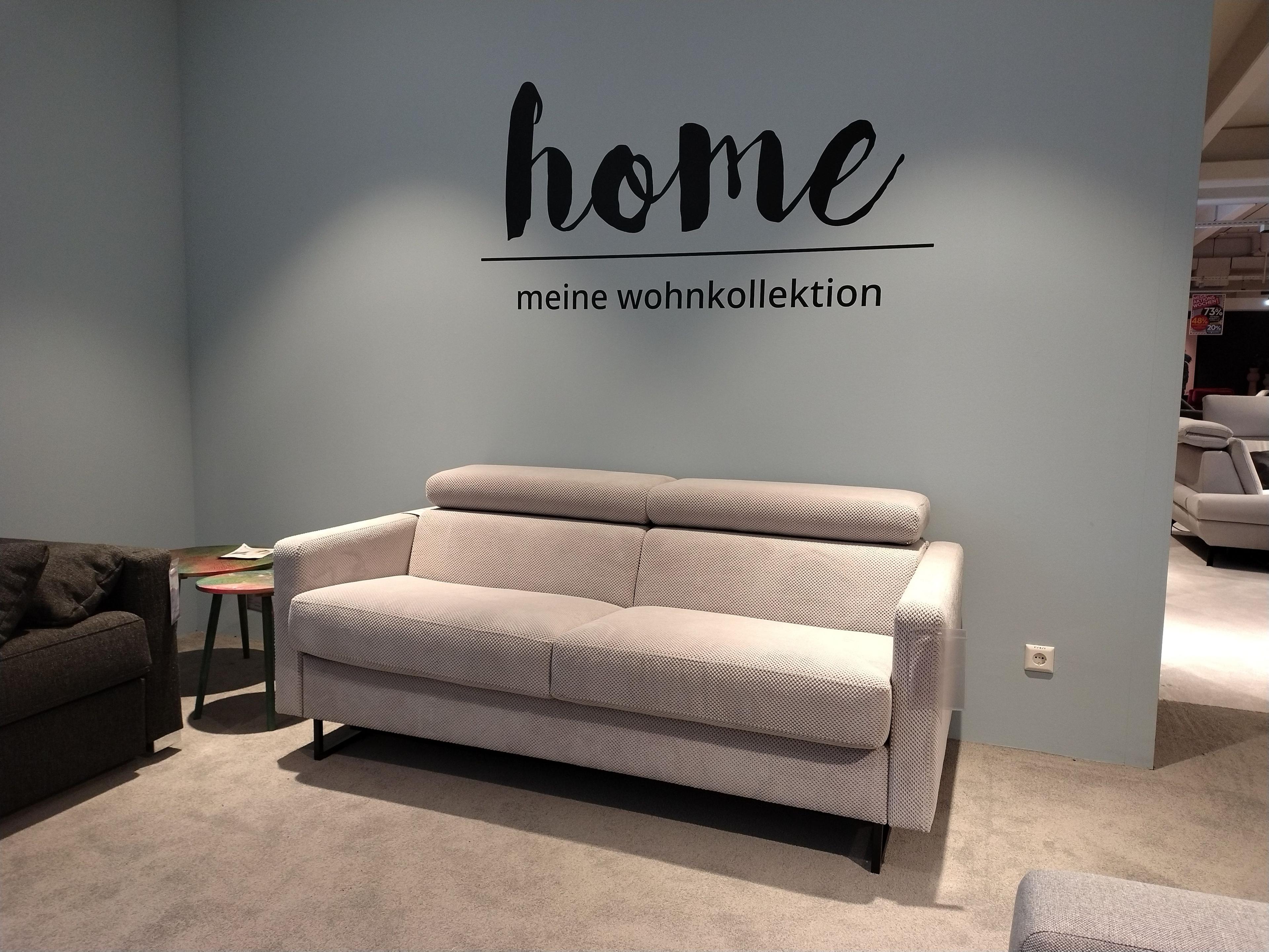 Funktionssofa in hellgrauen Punktcord bezogen mit 2 Armlehnen und Metallkufen in schwarz zusammengezogen