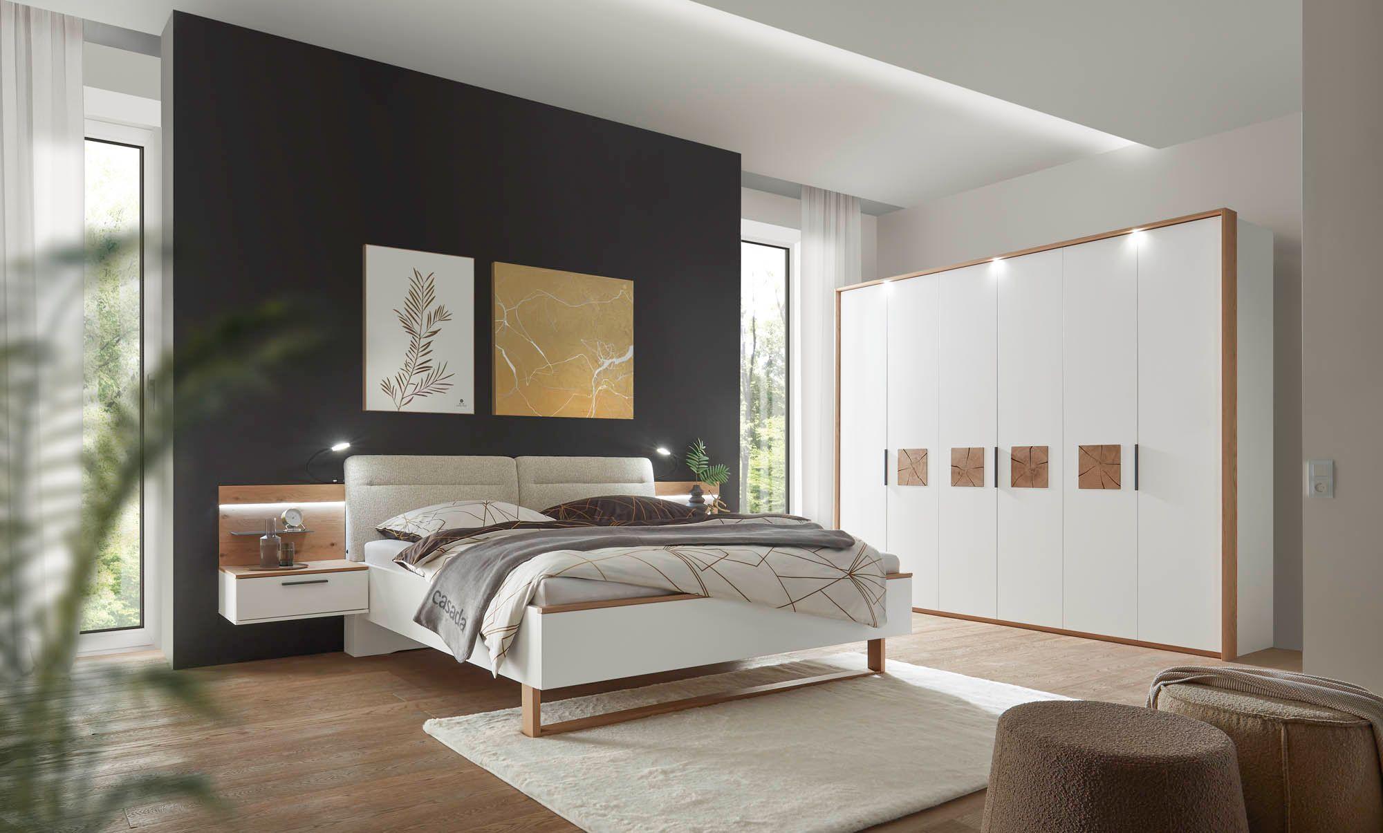 Schlafzimmer Lack weiß, Absetzung Balkeneiche mit Drehtürenschrank 6-türig, Bett Liegefläche ca. 180 x 200 cm und 2 Hängekonsolen mit je einer Schublade