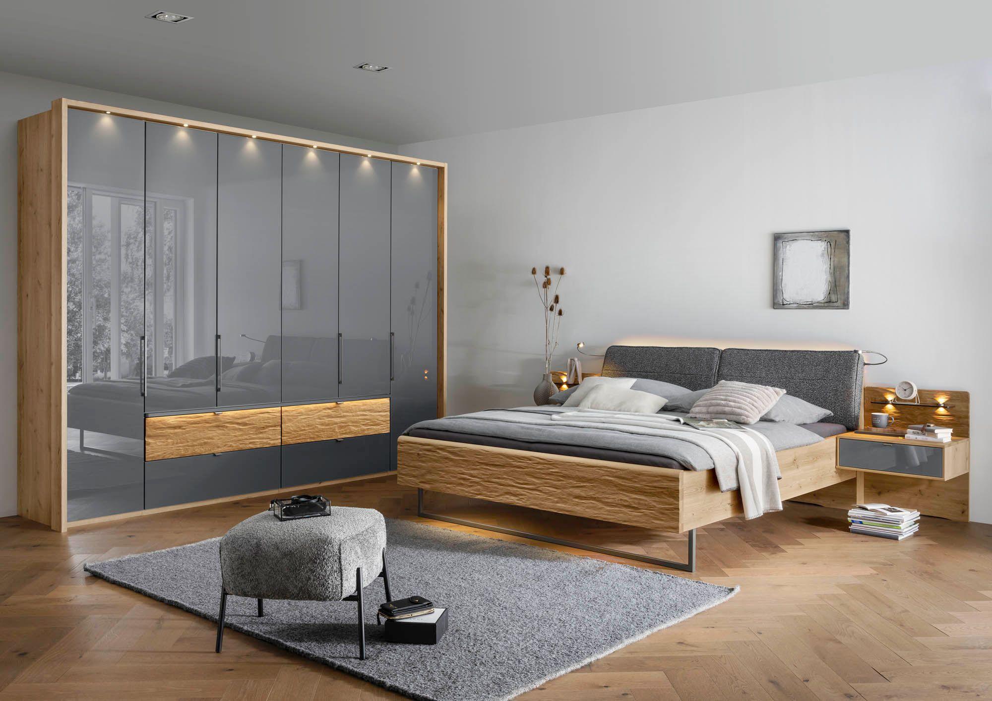 Schlafzimmer Korpus Eiche Bianco, Fronten Glas Lava, Absetzung Riffholz massiv, bestehend aus Drehtürenschrank 6-türig, Bett Liegefläche ca. 180 x 200 cm , inkl. 2 Nachtkonsolen