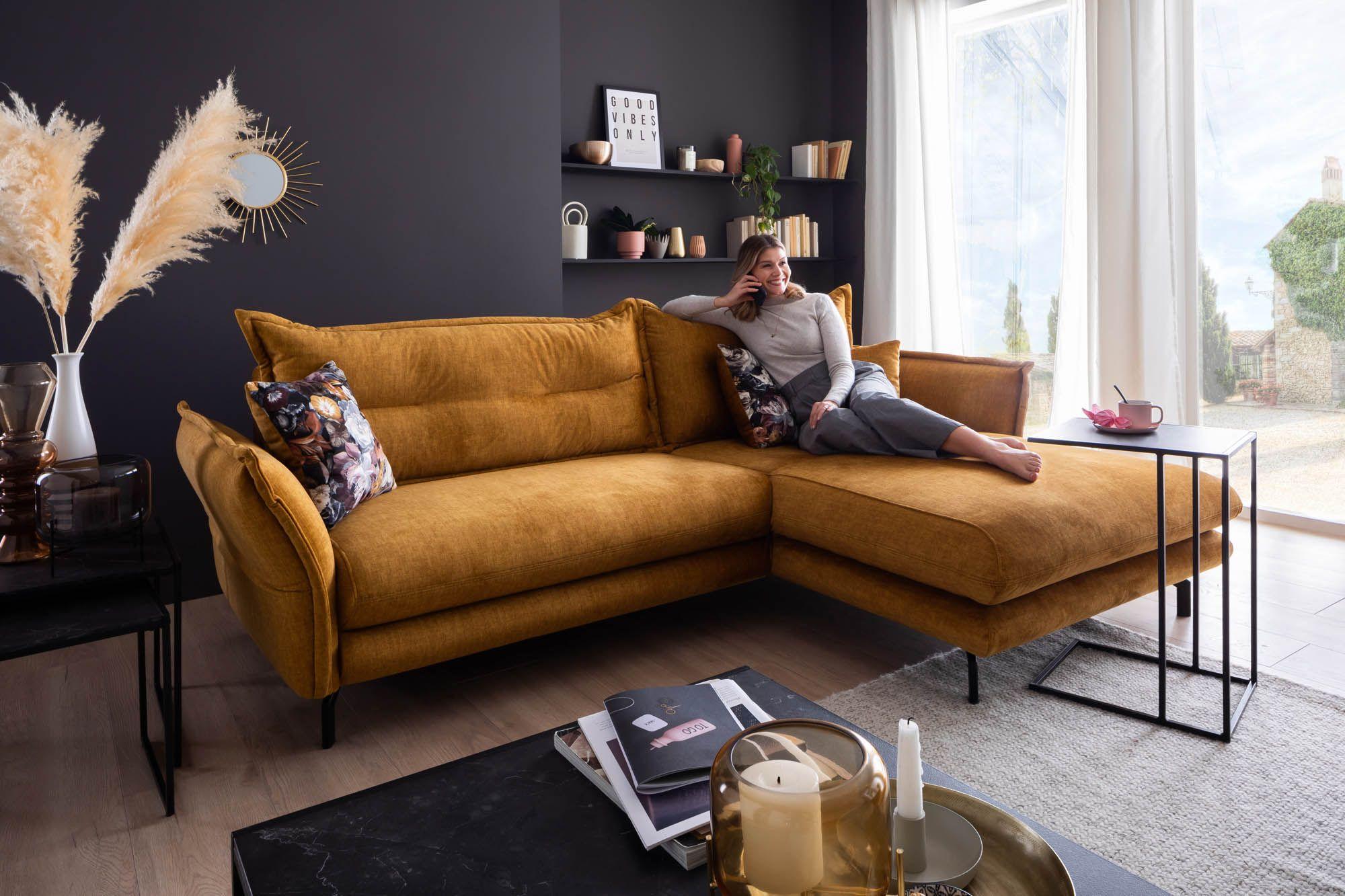 Polstergarnitur mit Armlehne links und Longchair rechts in weichem Flachgewebe Stoff in der Farbe gelb