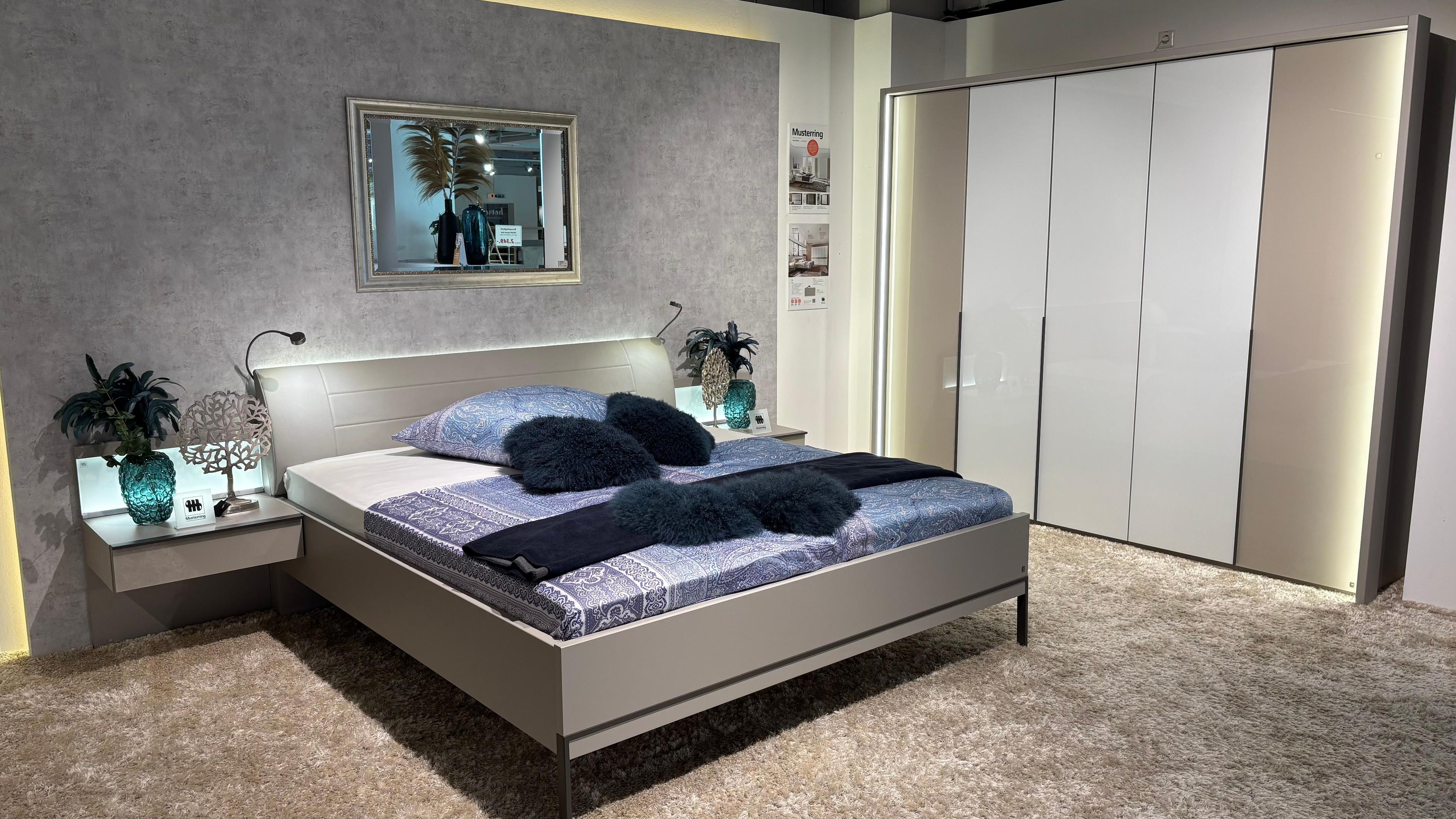 Schlafzimmer mit Glasfront