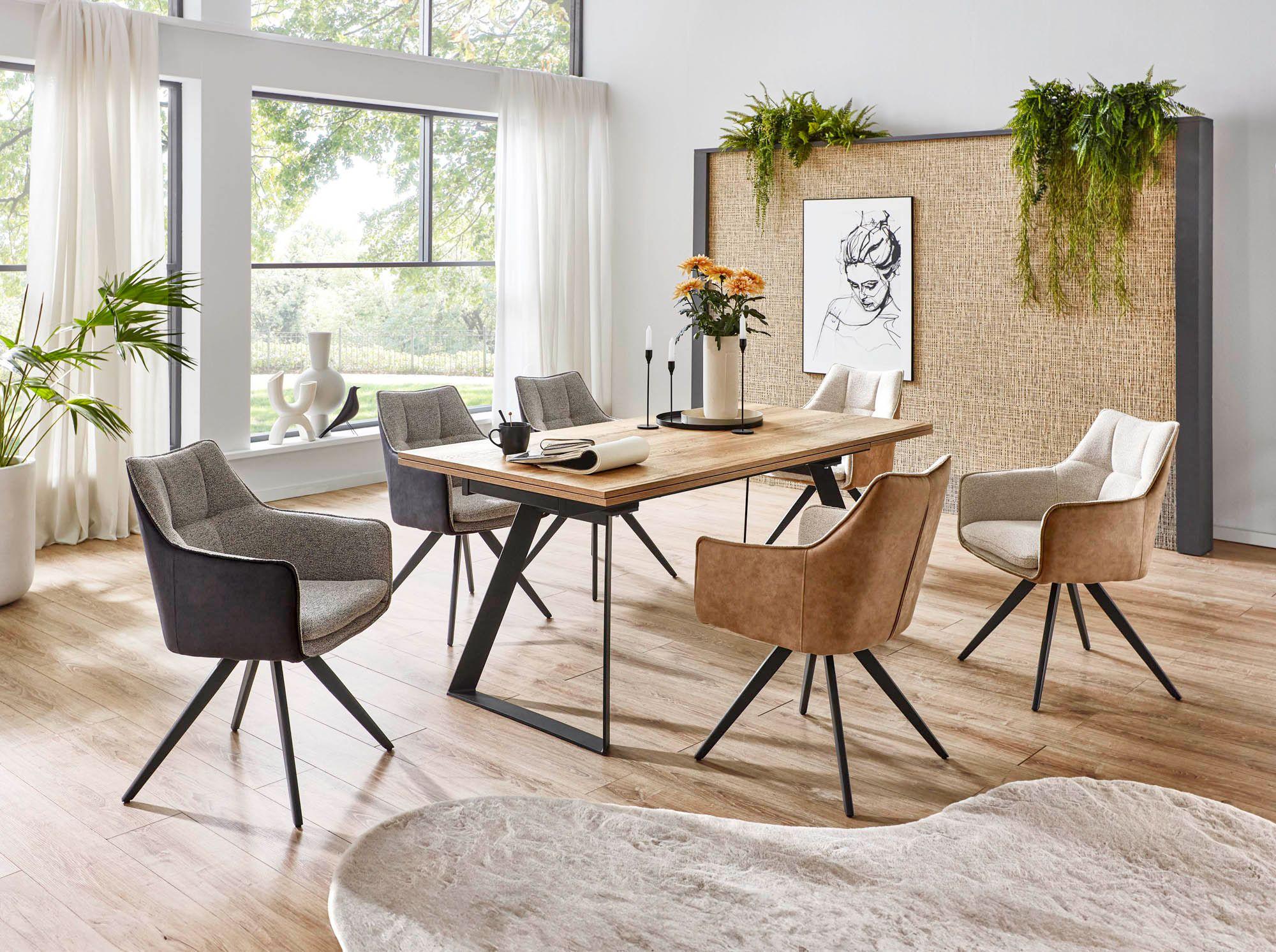 Essgruppe bestehend aus einem Esstisch und sechs Stühlen