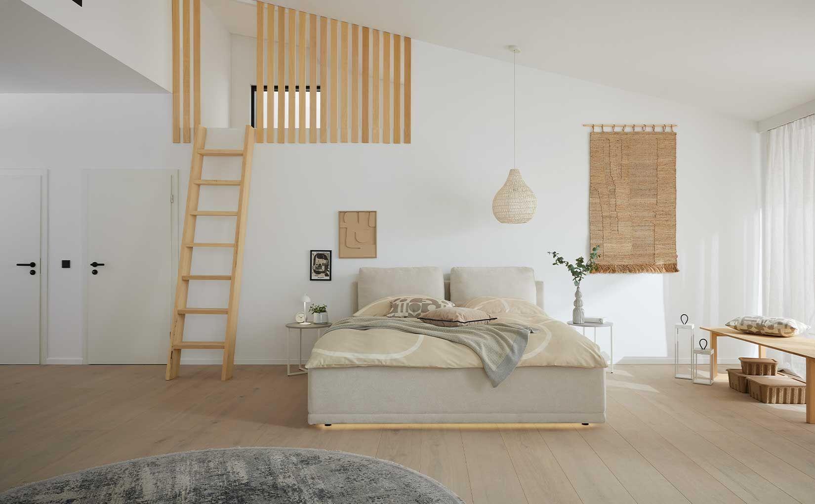 Schlafzimmer mit Polsterbett JustB von Musterring in hellem Stoff und skandinavischer Einrichtung.
