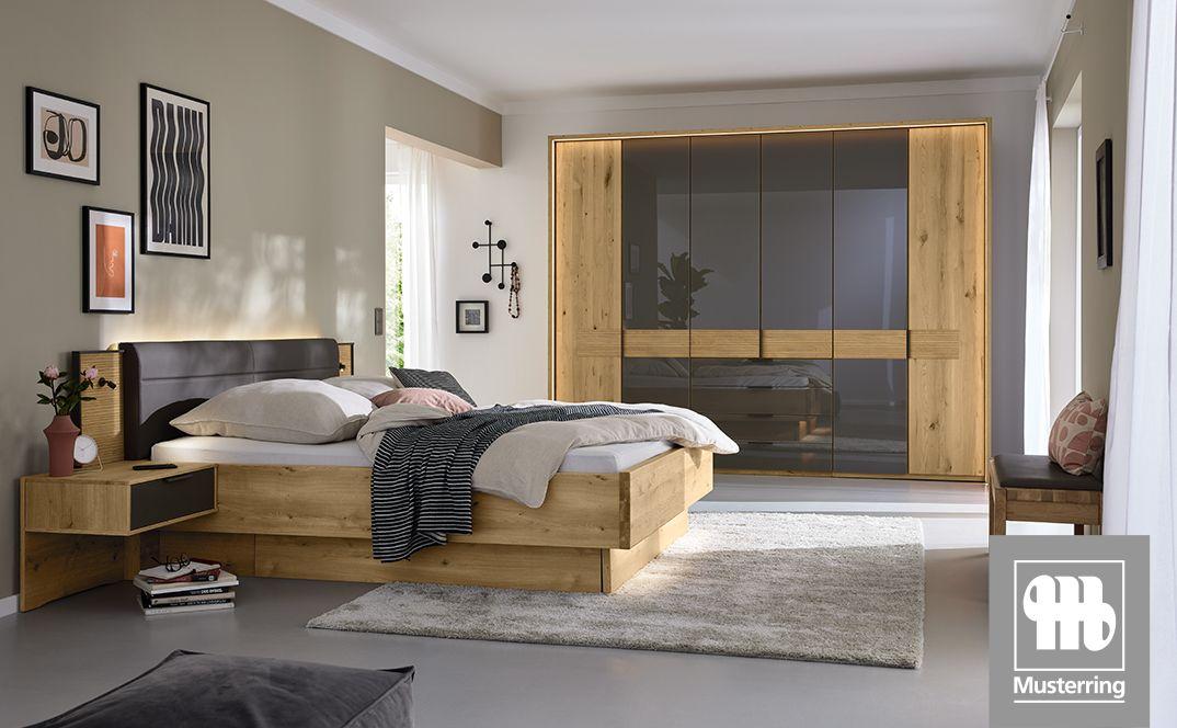 Schlafzimmer San Francisco von Musterring mit modernem Holz-Bett und großem Kleiderschrank in Glasoptik.